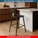 19-Kit-2-Banquetas-Baixas-Analu-Rivatti-89cm--Altura--Assento-e-Encosto-PP-Preto-Detalhe-PU-Verde-Base-em-Aco-Ambienta.jpg